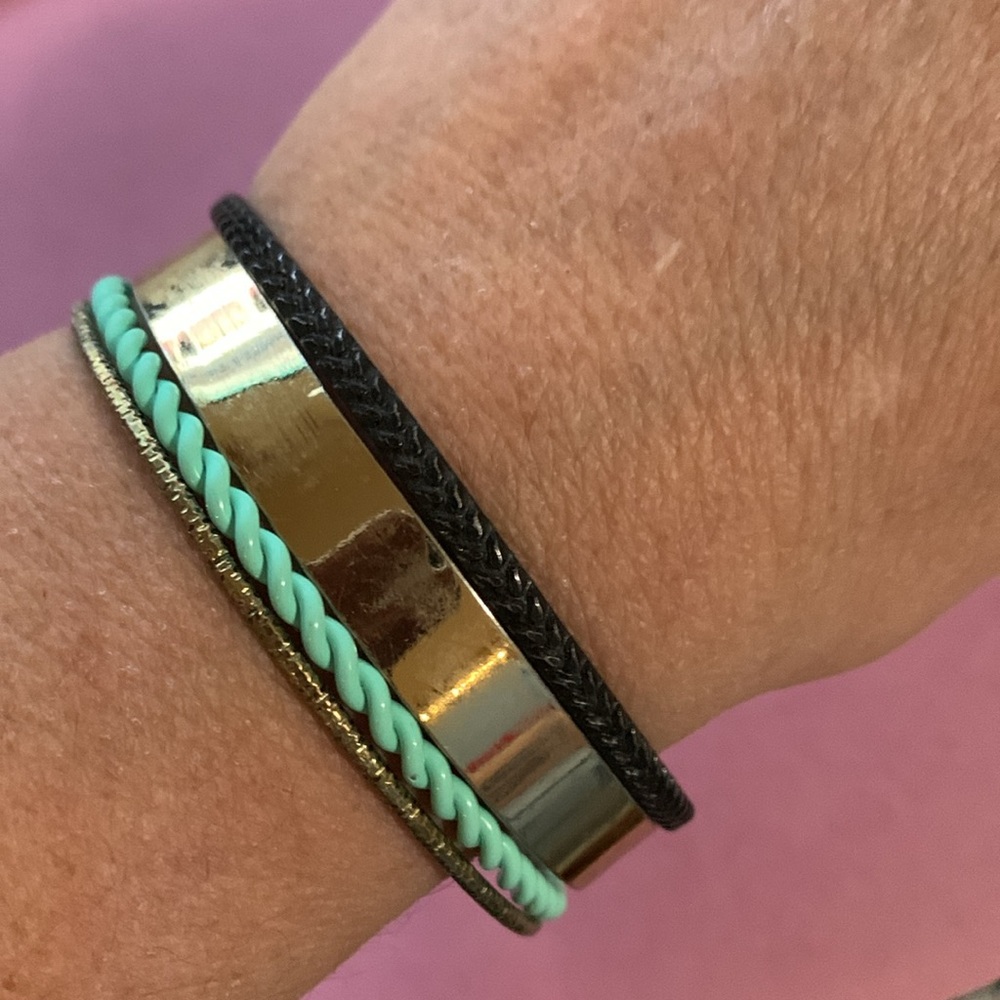Four bracelets - Picture 4 of 6